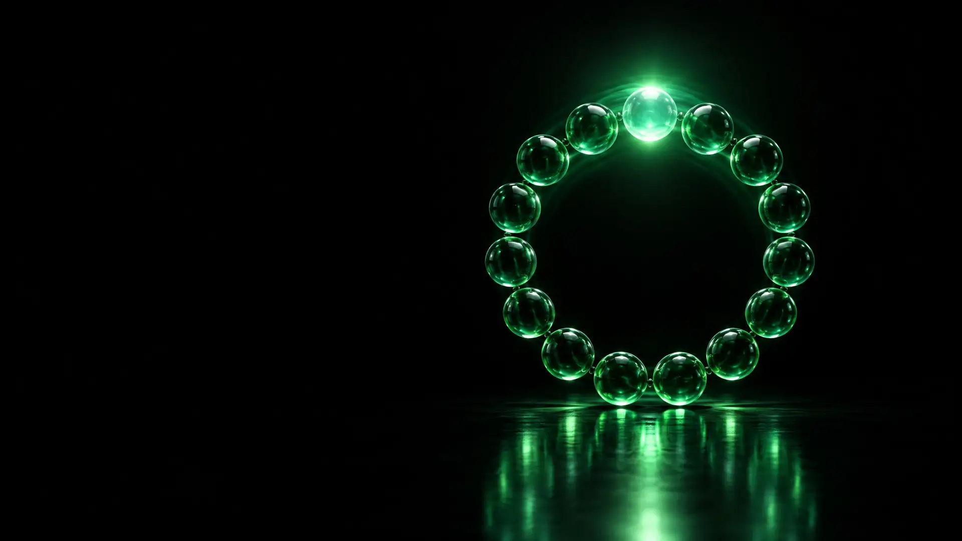 Imagem abstrata em fundo escuro: um anel de pequenas esferas de vidro verde, dispostas como as horas de um relógio, com a esfera do alto acesa e refletida no chão, sem texto.